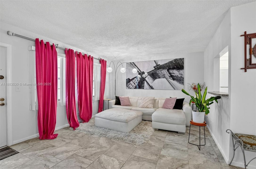 На продажу: $115,000 (1 спален, 1 ванн, 700 Квадратных фут)