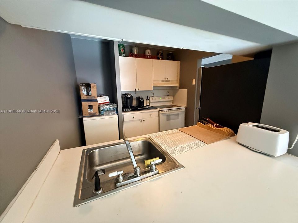 Active With Contract: $163,000 (1 beds, 1 baths, 725 Square Feet)