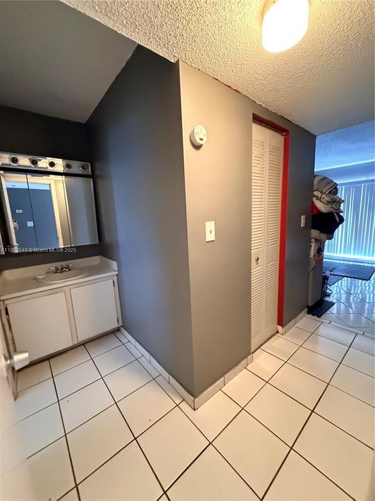 Active With Contract: $163,000 (1 beds, 1 baths, 725 Square Feet)