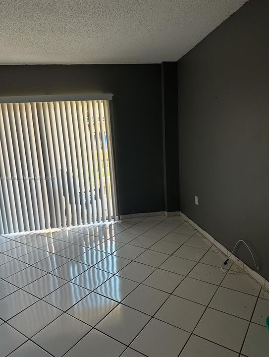 Active With Contract: $163,000 (1 beds, 1 baths, 725 Square Feet)