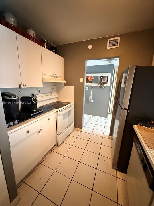 Active With Contract: $163,000 (1 beds, 1 baths, 725 Square Feet)