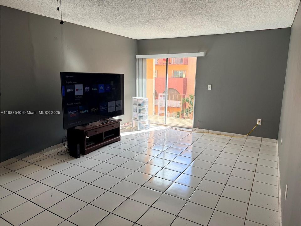 Active With Contract: $163,000 (1 beds, 1 baths, 725 Square Feet)