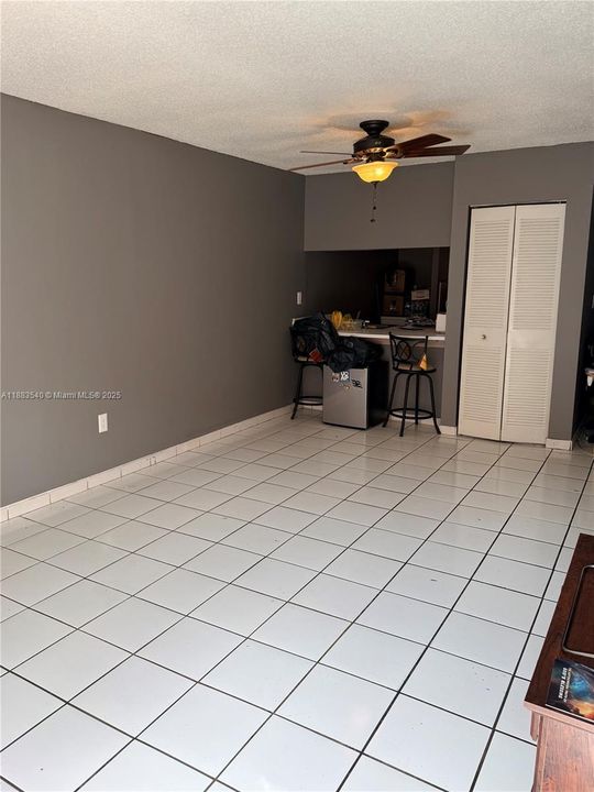 Active With Contract: $163,000 (1 beds, 1 baths, 725 Square Feet)