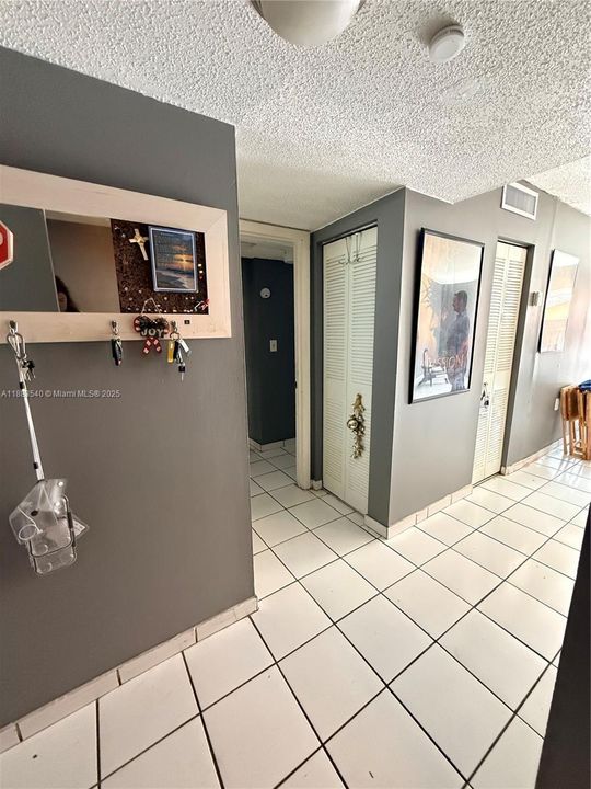 Active With Contract: $163,000 (1 beds, 1 baths, 725 Square Feet)