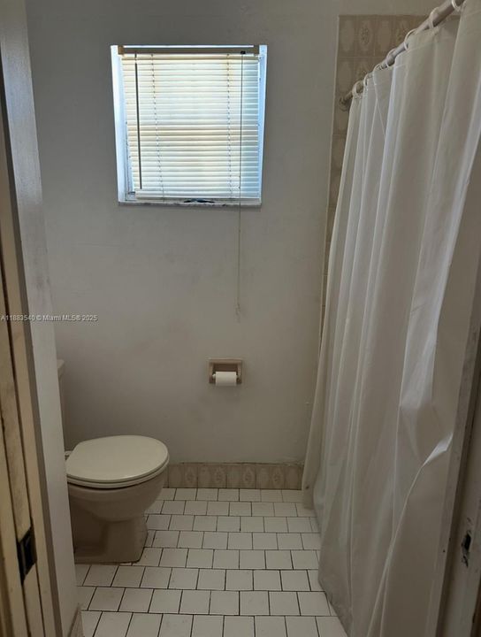 Active With Contract: $163,000 (1 beds, 1 baths, 725 Square Feet)