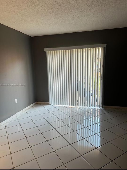 Active With Contract: $163,000 (1 beds, 1 baths, 725 Square Feet)