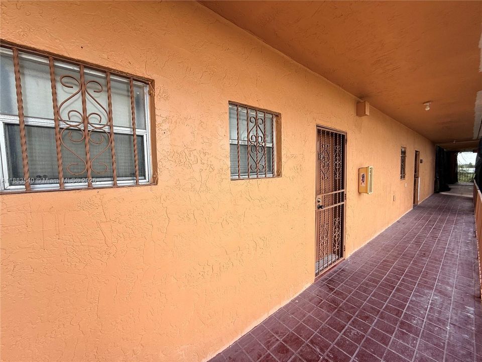 Active With Contract: $163,000 (1 beds, 1 baths, 725 Square Feet)