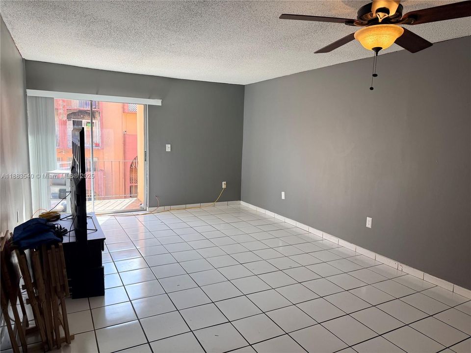 Active With Contract: $163,000 (1 beds, 1 baths, 725 Square Feet)