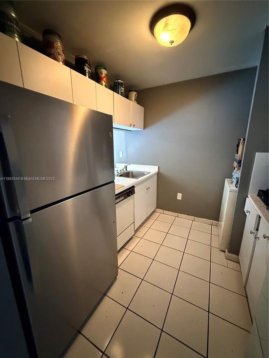 Active With Contract: $163,000 (1 beds, 1 baths, 725 Square Feet)