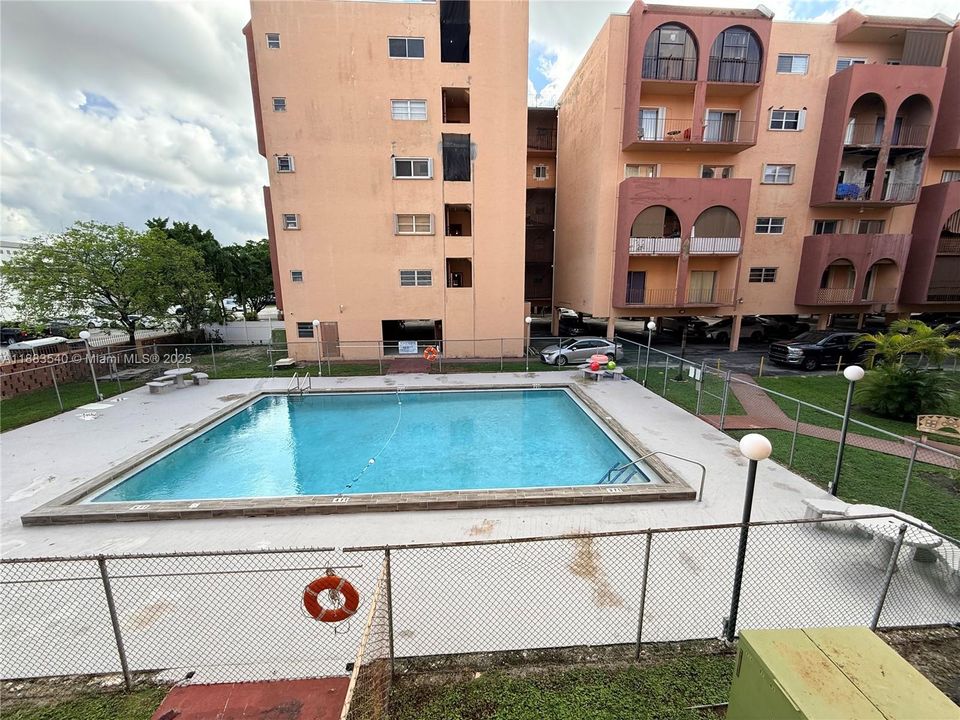 Active With Contract: $163,000 (1 beds, 1 baths, 725 Square Feet)