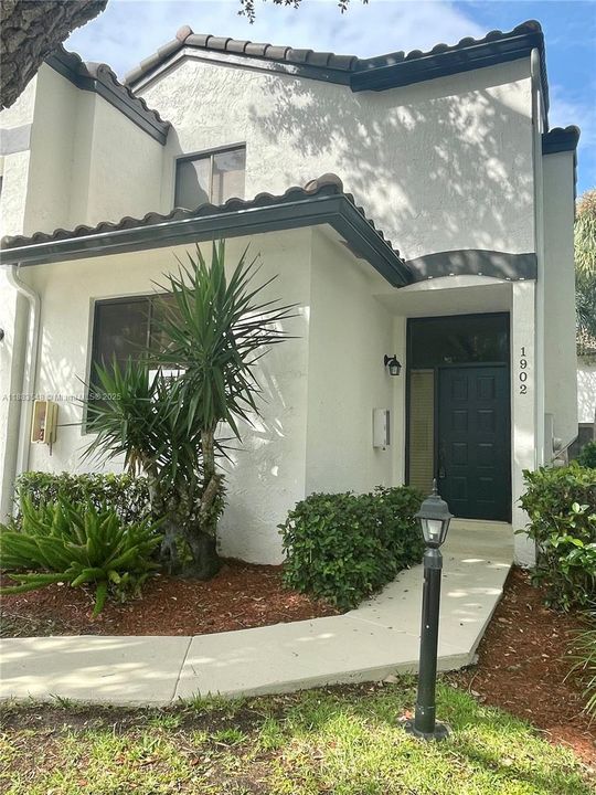 Active With Contract: $2,900 (2 beds, 2 baths, 1382 Square Feet)