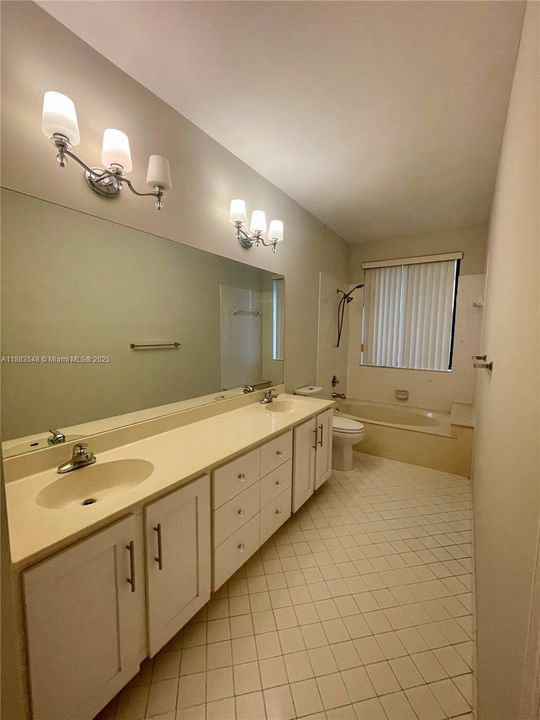 Active With Contract: $2,900 (2 beds, 2 baths, 1382 Square Feet)