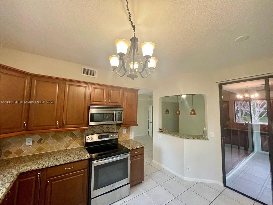 Active With Contract: $2,900 (2 beds, 2 baths, 1382 Square Feet)
