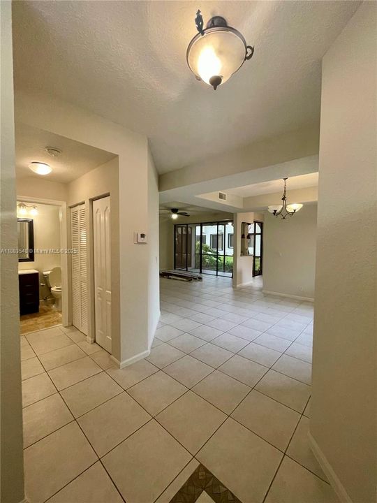 Active With Contract: $2,900 (2 beds, 2 baths, 1382 Square Feet)