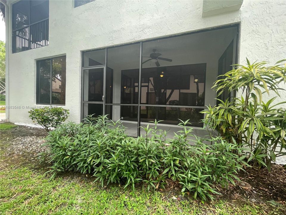 Active With Contract: $2,900 (2 beds, 2 baths, 1382 Square Feet)