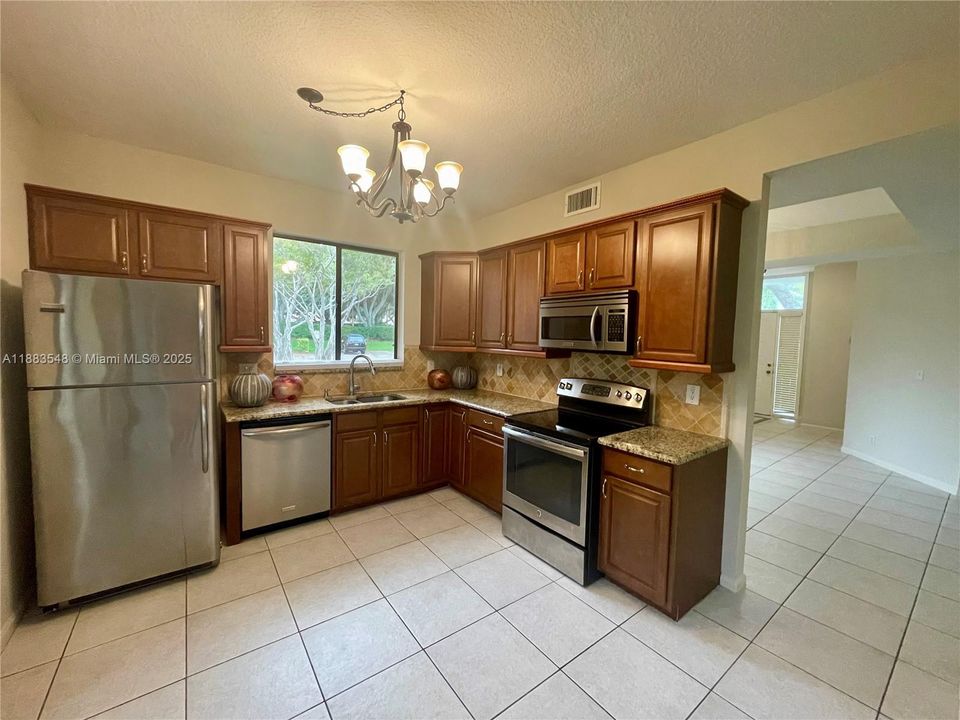 Active With Contract: $2,900 (2 beds, 2 baths, 1382 Square Feet)