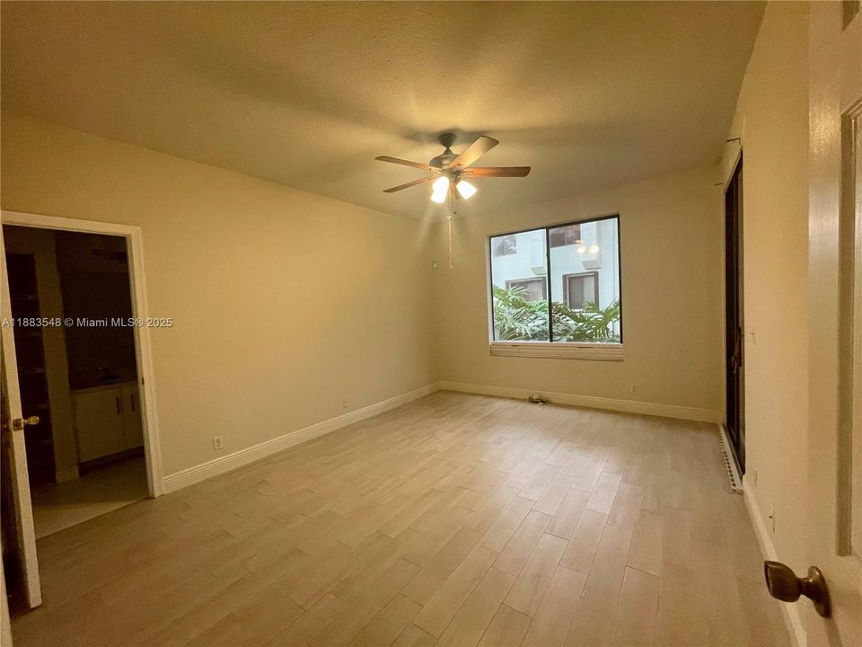 Active With Contract: $2,900 (2 beds, 2 baths, 1382 Square Feet)