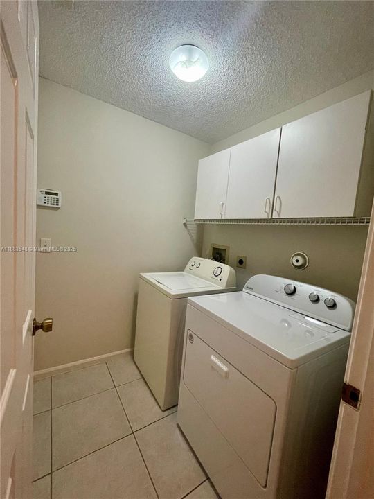 Active With Contract: $2,900 (2 beds, 2 baths, 1382 Square Feet)