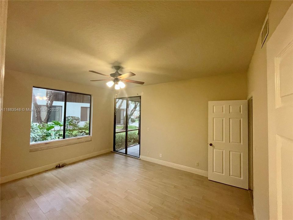 Active With Contract: $2,900 (2 beds, 2 baths, 1382 Square Feet)