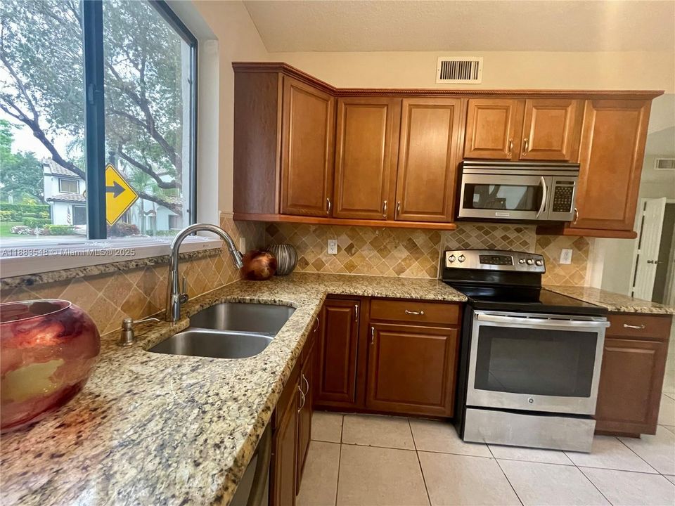 Active With Contract: $2,900 (2 beds, 2 baths, 1382 Square Feet)