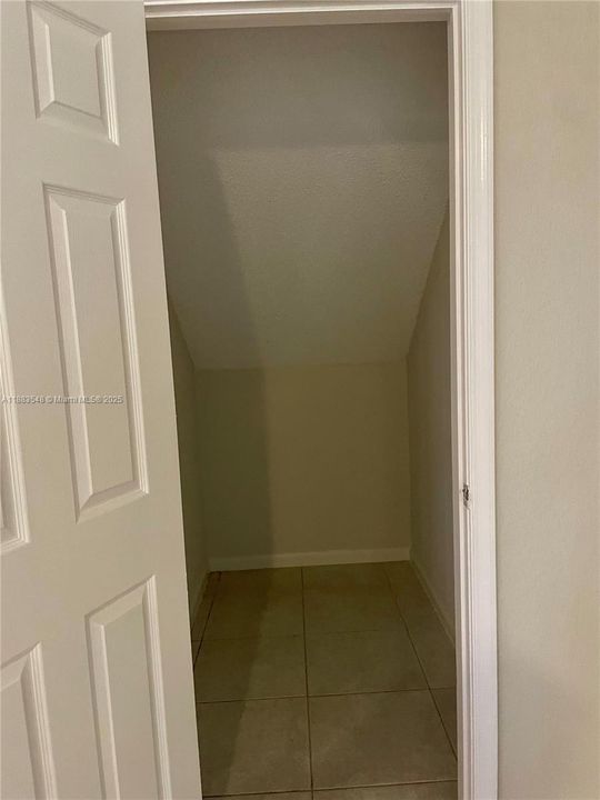 Active With Contract: $2,900 (2 beds, 2 baths, 1382 Square Feet)