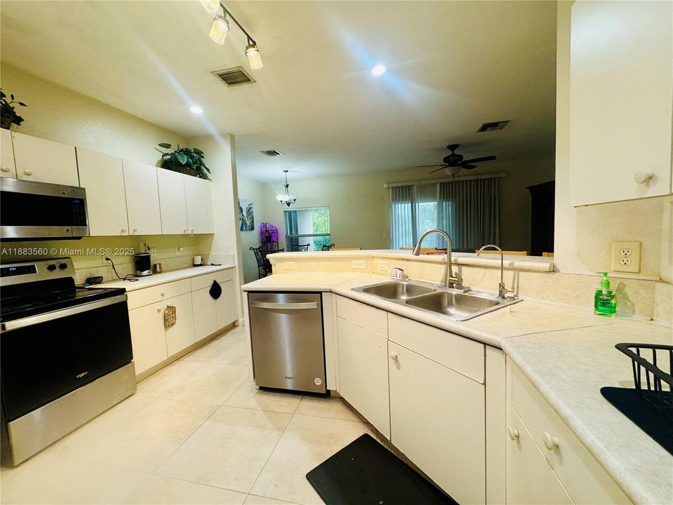 合同活跃: $500,000 (4 贝兹, 3 浴室, 1820 平方英尺)