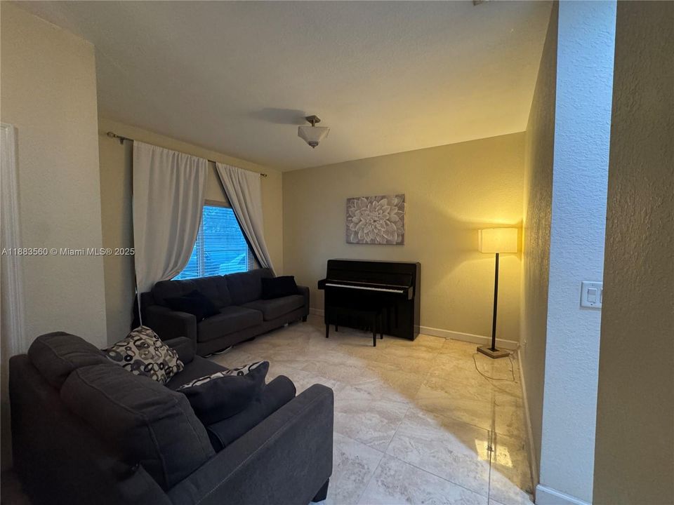 合同活跃: $500,000 (4 贝兹, 3 浴室, 1820 平方英尺)