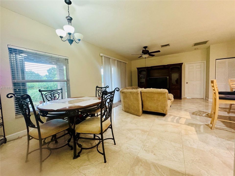 合同活跃: $500,000 (4 贝兹, 3 浴室, 1820 平方英尺)