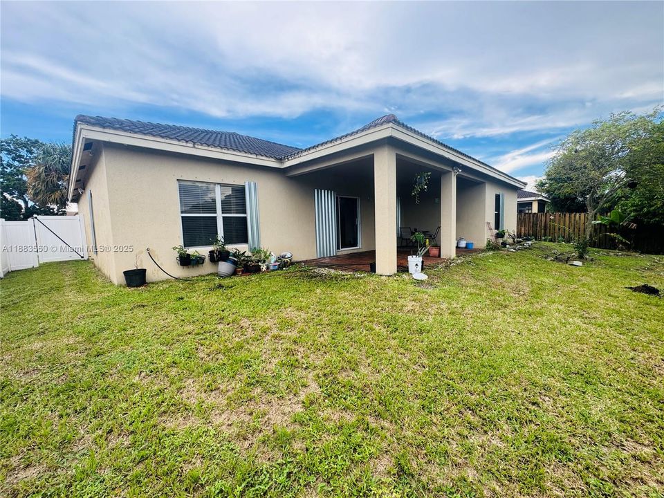 合同活跃: $500,000 (4 贝兹, 3 浴室, 1820 平方英尺)