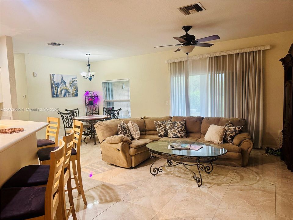 合同活跃: $500,000 (4 贝兹, 3 浴室, 1820 平方英尺)