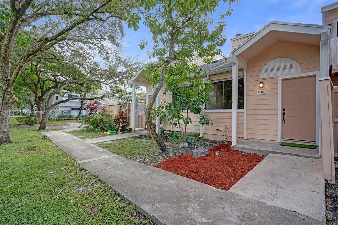 For Sale: $339,900 (3 beds, 2 baths, 1252 Square Feet)