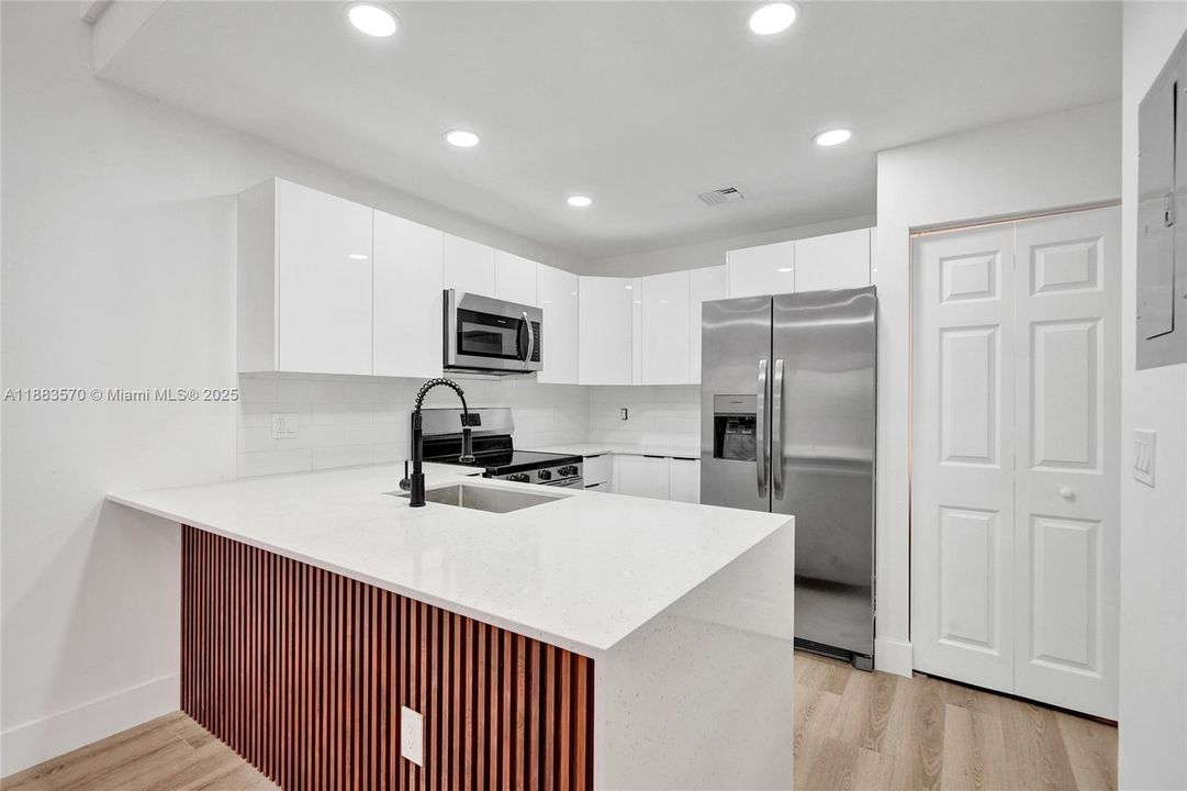 For Sale: $339,900 (3 beds, 2 baths, 1252 Square Feet)