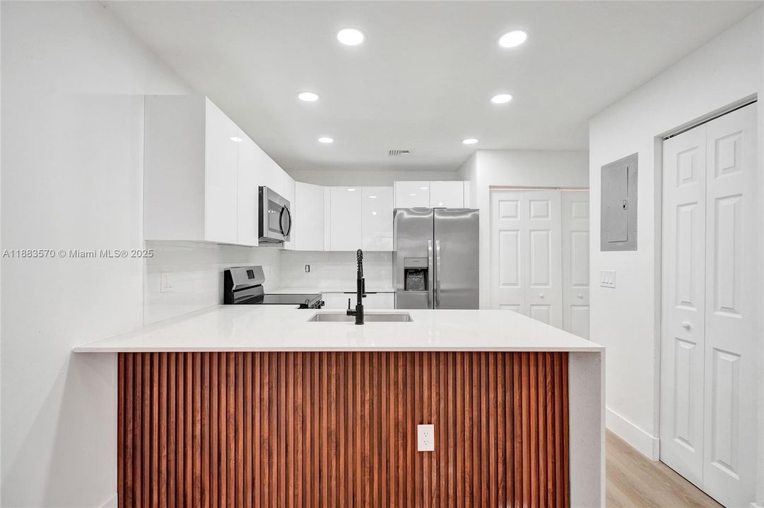 For Sale: $339,900 (3 beds, 2 baths, 1252 Square Feet)