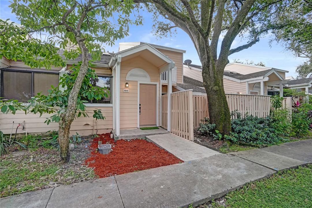 For Sale: $339,900 (3 beds, 2 baths, 1252 Square Feet)