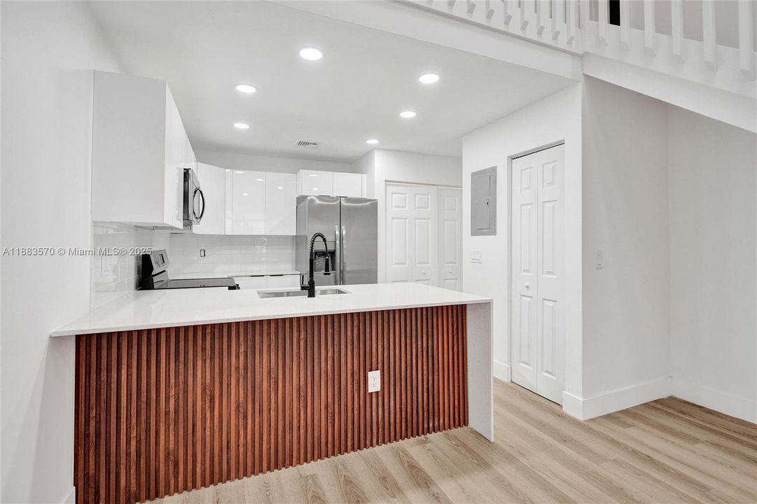 For Sale: $339,900 (3 beds, 2 baths, 1252 Square Feet)