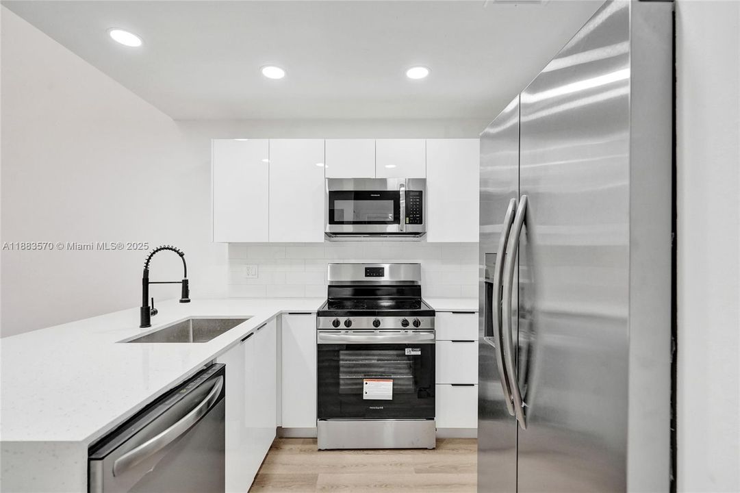 For Sale: $339,900 (3 beds, 2 baths, 1252 Square Feet)