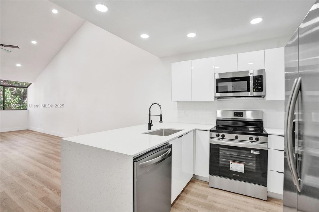 For Sale: $339,900 (3 beds, 2 baths, 1252 Square Feet)