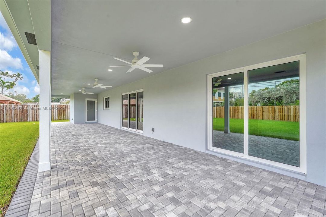 Recently Sold: $969,000 (3 beds, 3 baths, 2124 Square Feet)