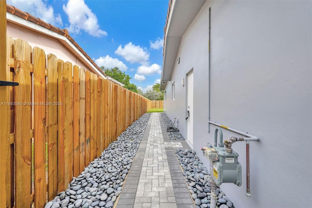 Recently Sold: $969,000 (3 beds, 3 baths, 2124 Square Feet)