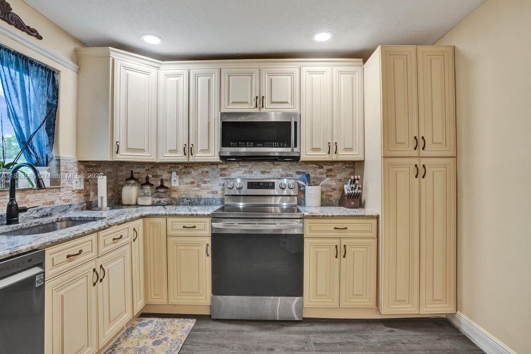 Active With Contract: $495,000 (3 beds, 2 baths, 1415 Square Feet)