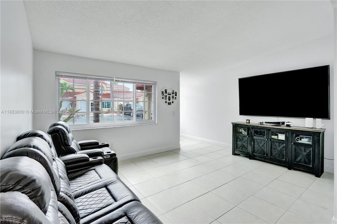 En Venta: $440,000 (3 camas, 2 baños, 1270 Pies cuadrados)