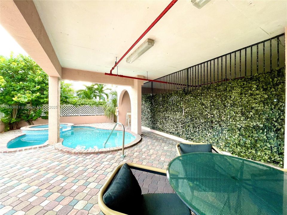 For Sale: $540,000 (2 beds, 2 baths, 1180 Square Feet)