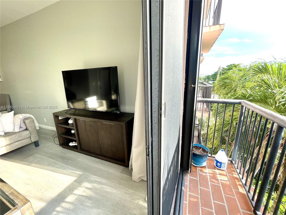 For Sale: $540,000 (2 beds, 2 baths, 1180 Square Feet)