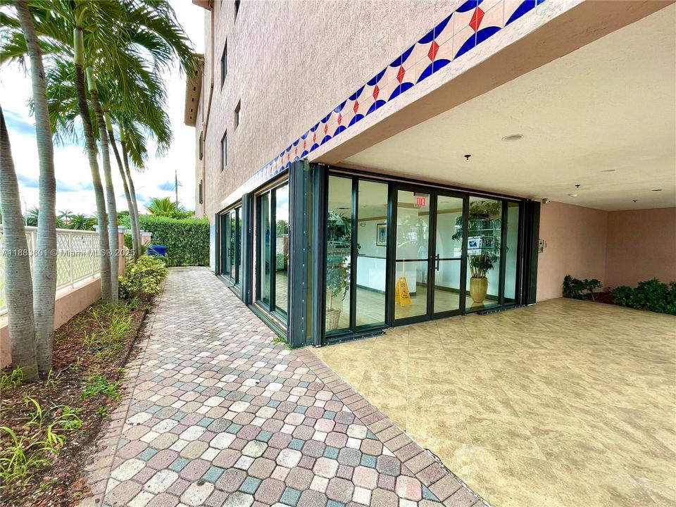 For Sale: $540,000 (2 beds, 2 baths, 1180 Square Feet)