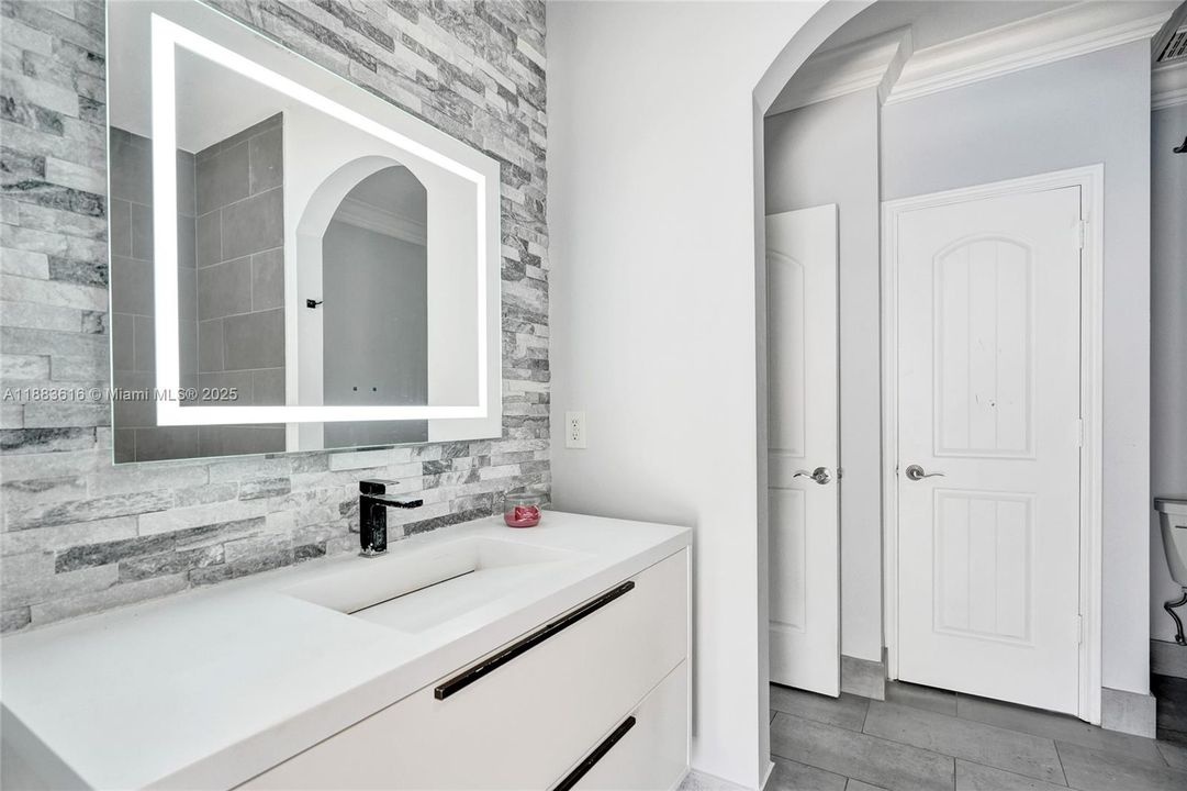 待售: $1,950,000 (7 贝兹, 5 浴室, 3921 平方英尺)