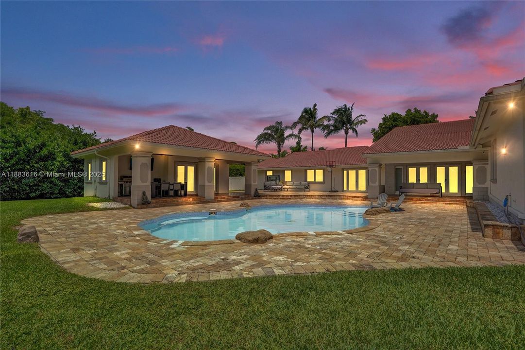 待售: $1,950,000 (7 贝兹, 5 浴室, 3921 平方英尺)