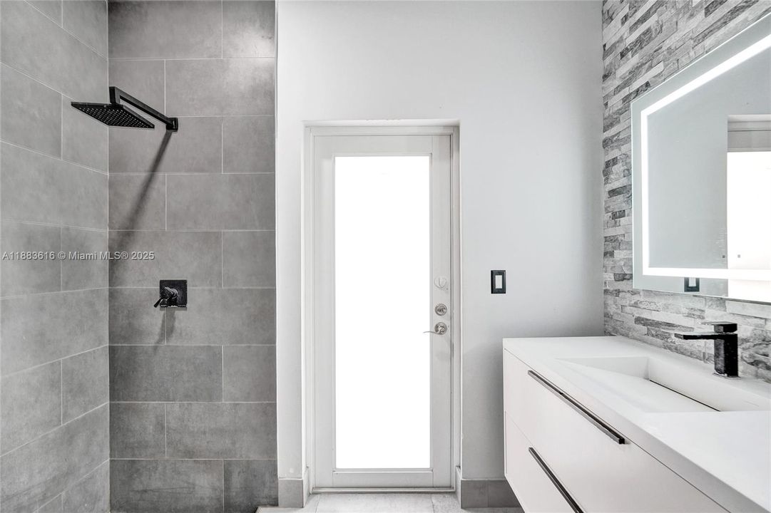 待售: $1,950,000 (7 贝兹, 5 浴室, 3921 平方英尺)