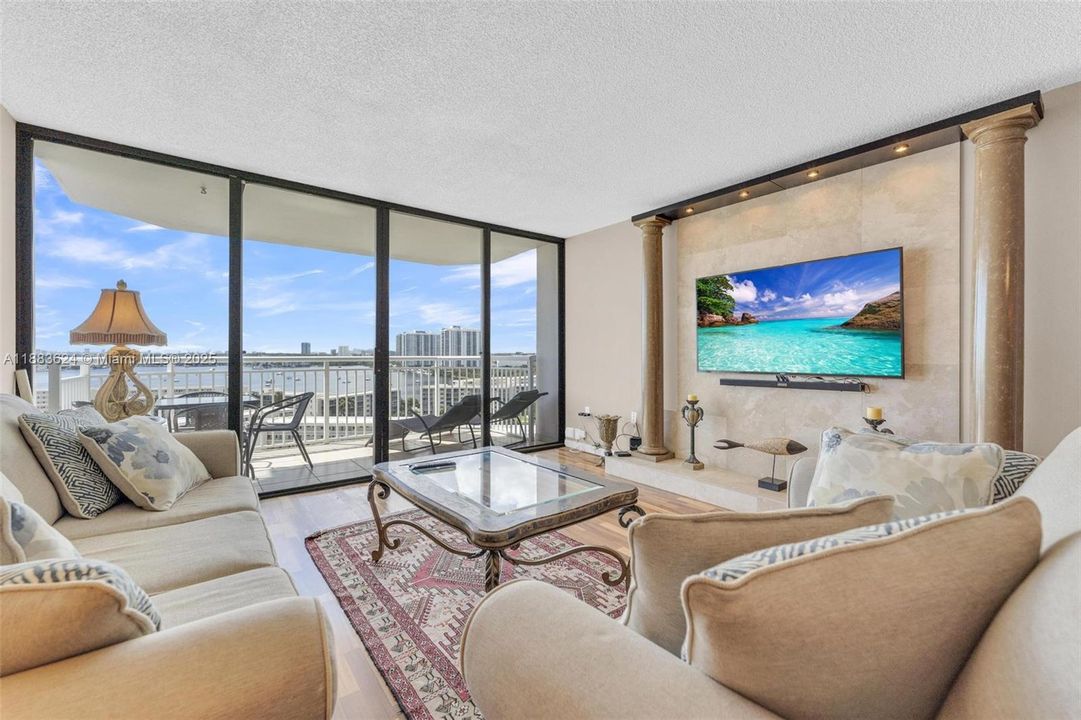 待售: $209,900 (1 贝兹, 1 浴室, 1005 平方英尺)