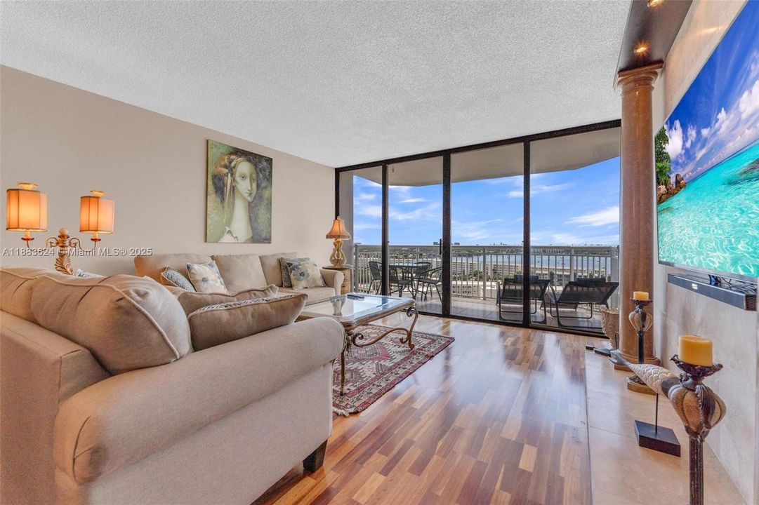 待售: $209,900 (1 贝兹, 1 浴室, 1005 平方英尺)