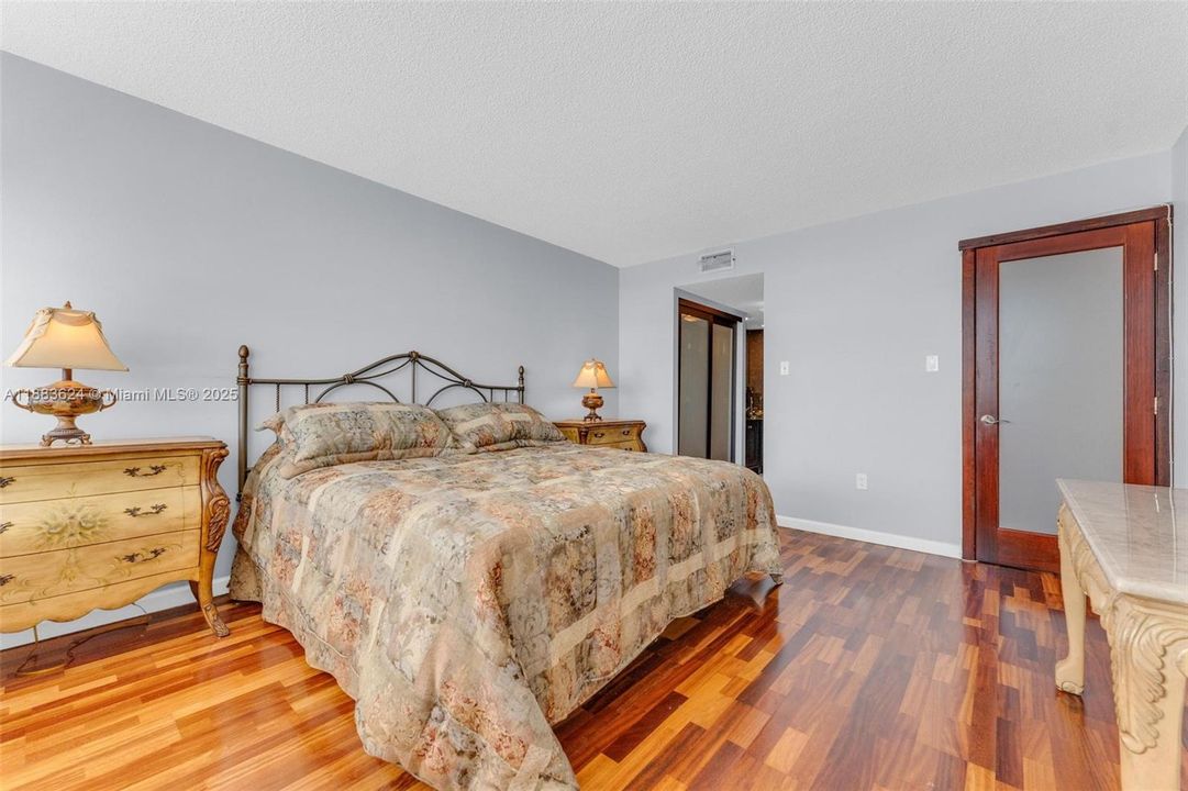 待售: $209,900 (1 贝兹, 1 浴室, 1005 平方英尺)